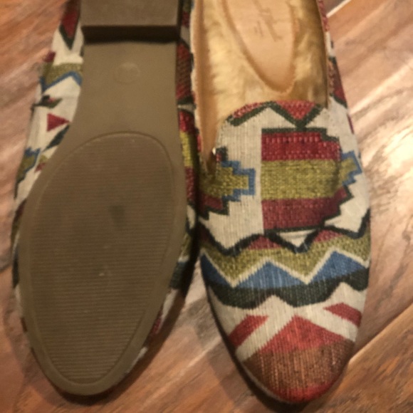 Universal Thread Women’s Shoe - Picture 2 of 2